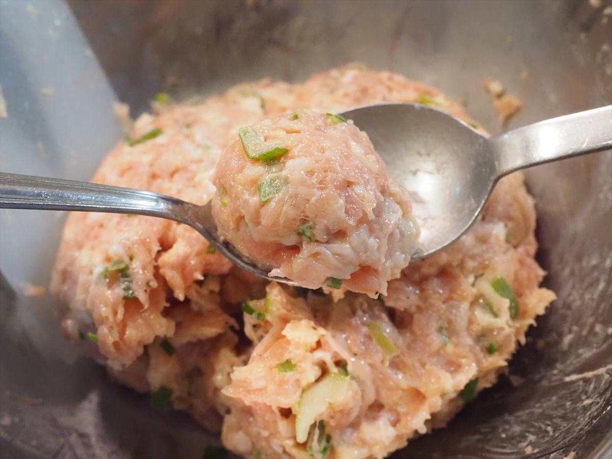 鶏団子と白菜の白湯風鍋