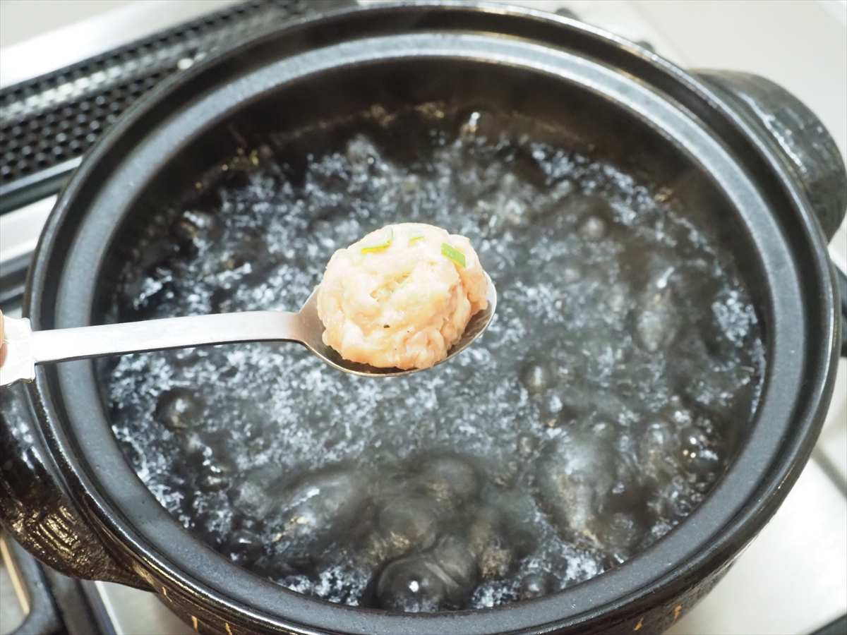 鶏団子と白菜の白湯風鍋