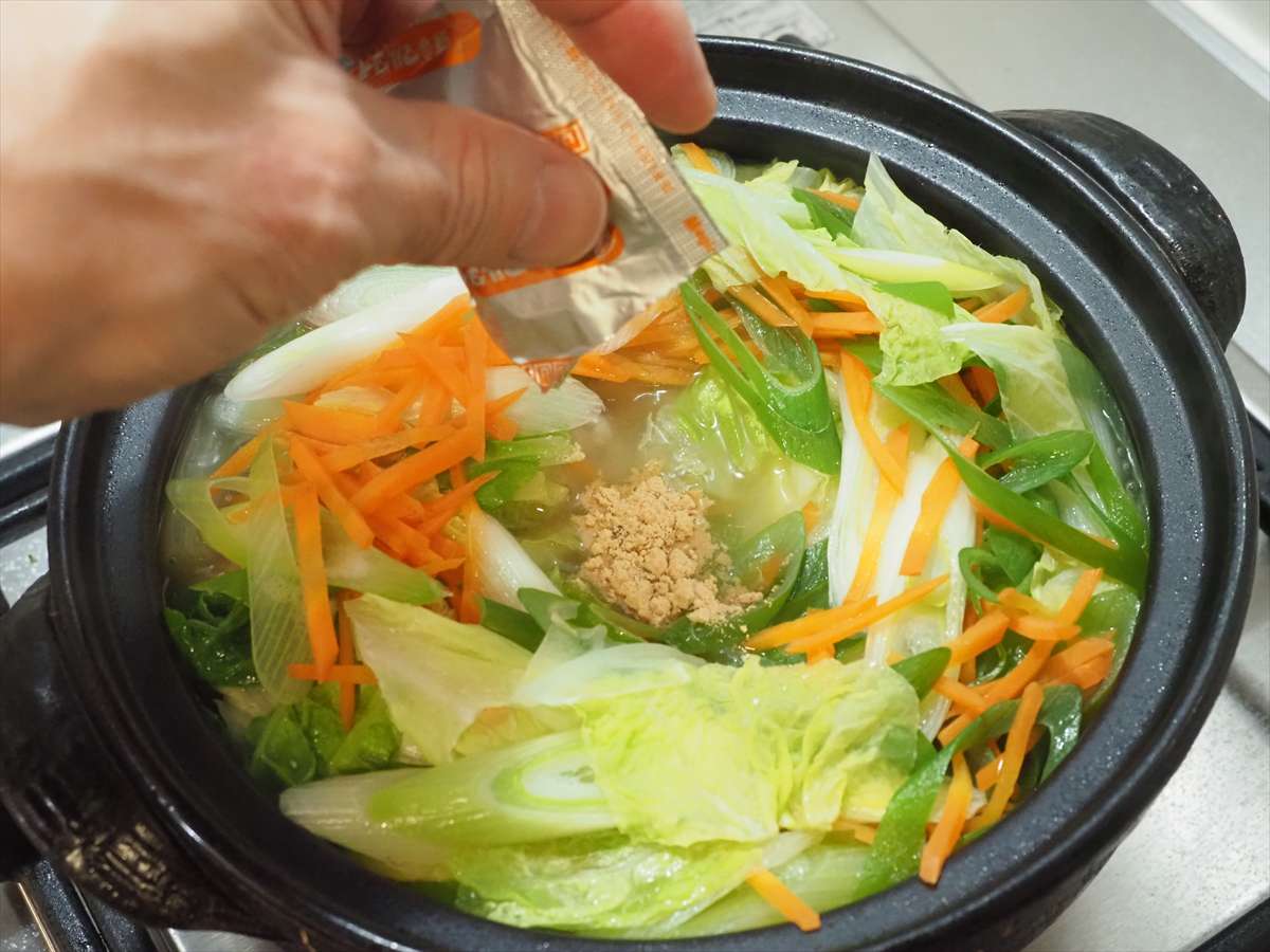 鶏団子と白菜の白湯風鍋