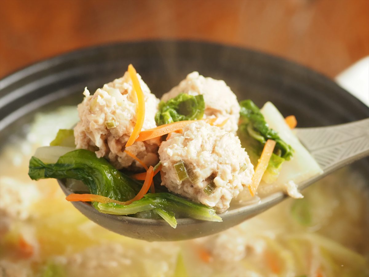 鶏団子と白菜の白湯風鍋