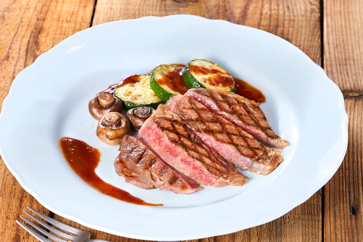 お皿に盛りつけたモッタイナイビーフのステーキ