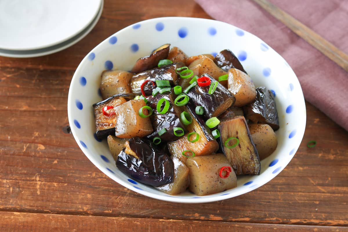 10分で味しみしみ！じゅわ～っとおいしい「なすとこんにゃくの甘辛煮」の作り方