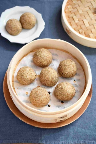 せいろで蒸してもちもち♪揚げずに作れる「ごま団子」の簡単レシピ