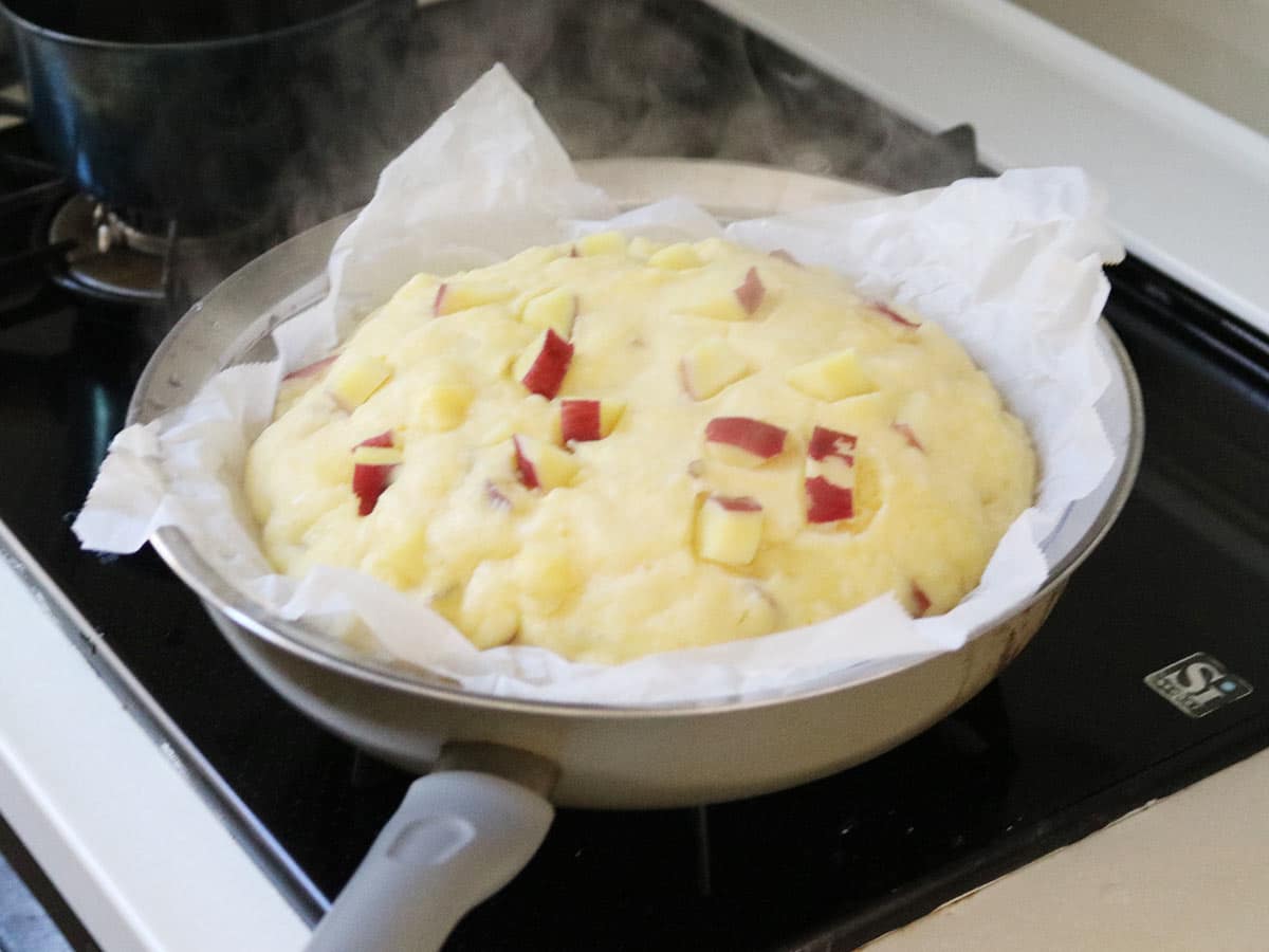 フライパンでほったらかすだけで簡単！「さつまいもの蒸しパン」レシピ