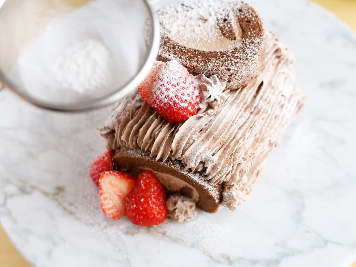 「市販の切れてるロールケーキでブッシュドノエル」レシピ