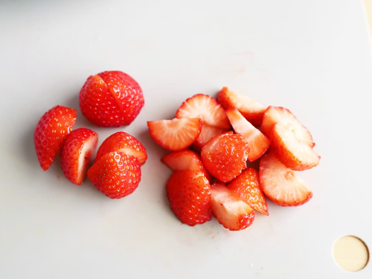 「市販の切れてるロールケーキでブッシュドノエル」レシピ