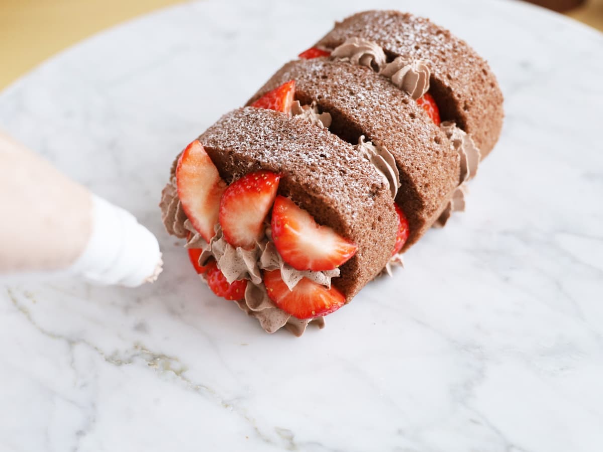 「市販の切れてるロールケーキでブッシュドノエル」レシピ