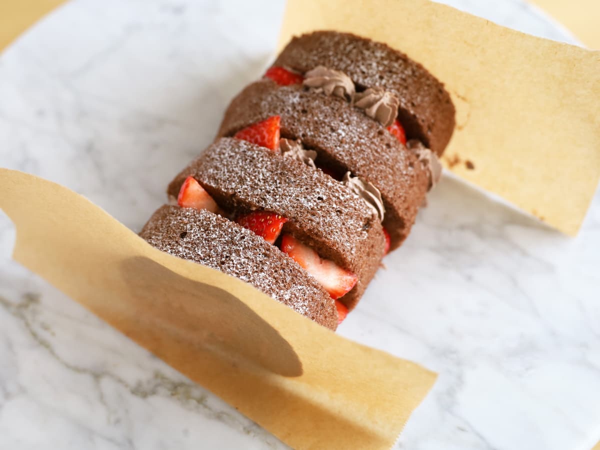 「市販の切れてるロールケーキでブッシュドノエル」レシピ