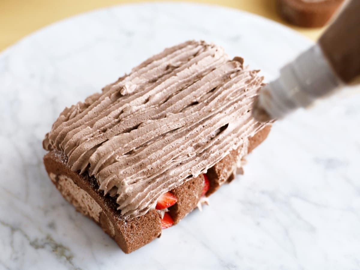 「市販の切れてるロールケーキでブッシュドノエル」レシピ