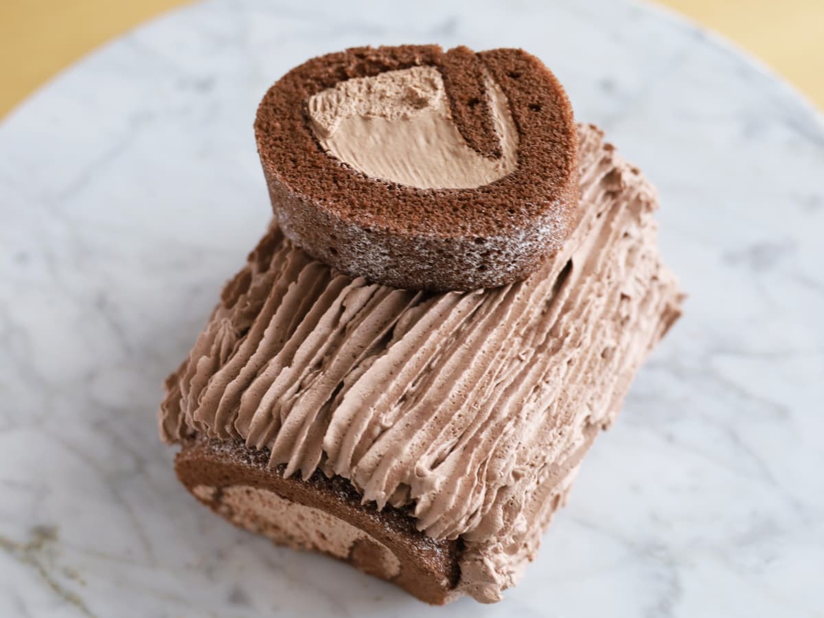 「市販の切れてるロールケーキでブッシュドノエル」レシピ