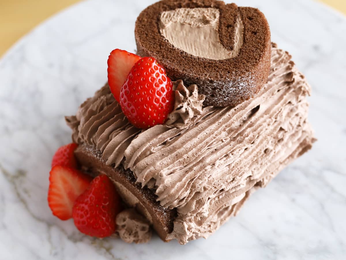 「市販の切れてるロールケーキでブッシュドノエル」レシピ