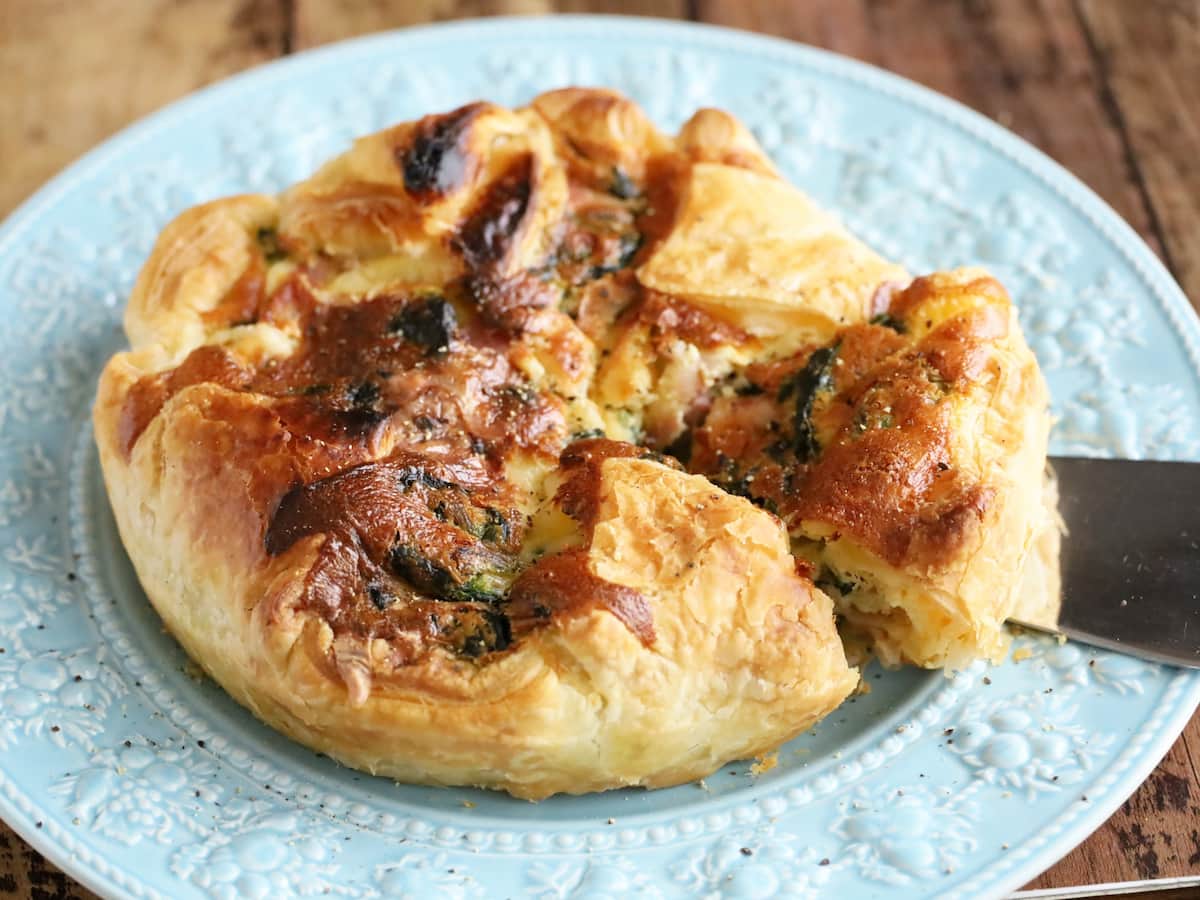 冷凍野菜とスライスチーズで簡単！「ベーコンとほうれん草のキッシュ」レシピ