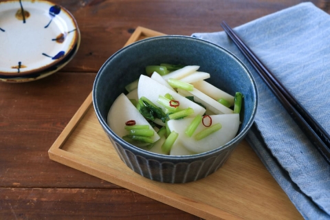 保存袋で味しみ抜群！少ない調味料で作れる「かぶの簡単甘酢漬け」