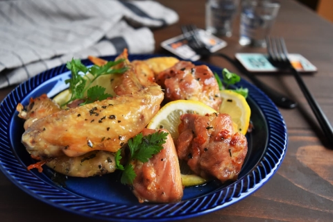 クリスマスにも◎！手羽先・鶏ももで簡単「ローストチキンのレモンマリネ」レシピ