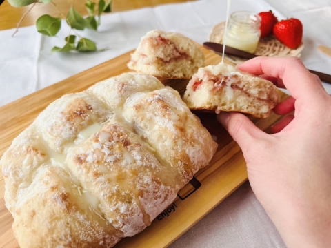 焼きたてに練乳たら〜り♪ふわふわ「いちごミルクちぎりパン」レシピ