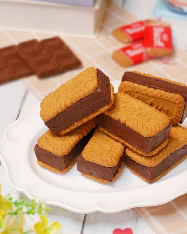 サクサクなめらか！材料3つで作れる「ロータス生チョコサンド」