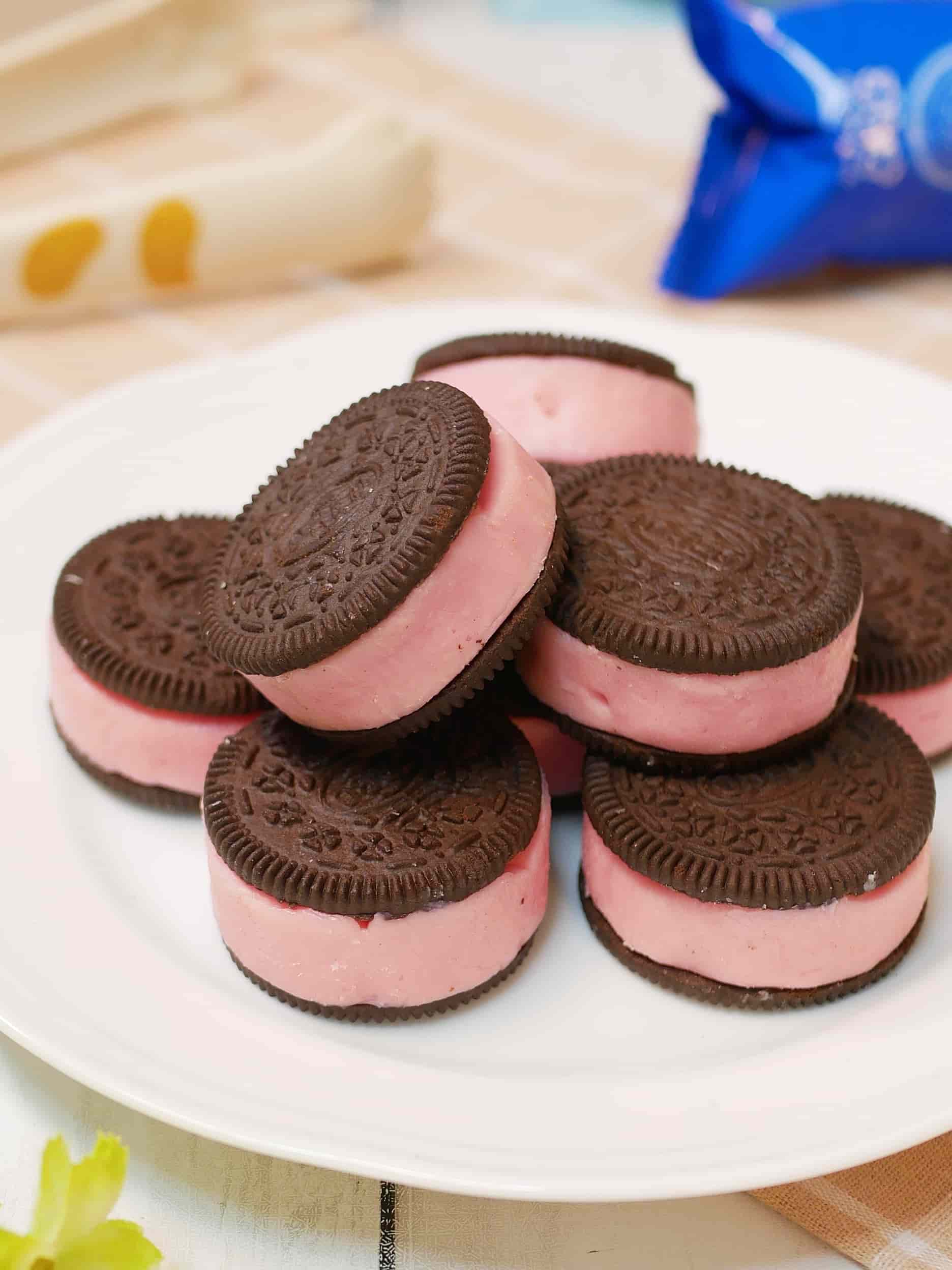 材料3つで作れる♪ピンクの生チョコがかわいい「ブラックピンクオレオサンド」