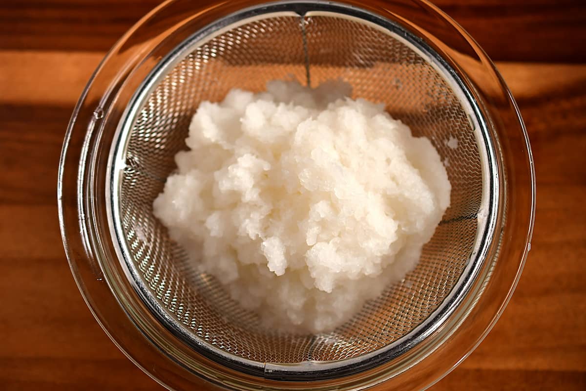 大根おろしを水切りしているところ