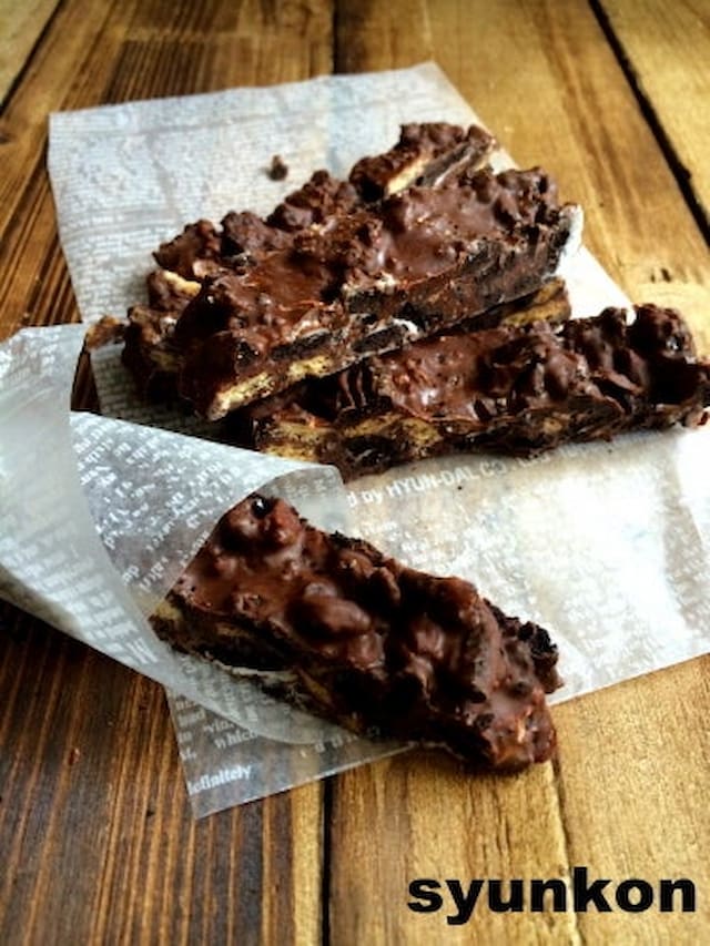 材料3つ！「ブラックサンダー風チョコバー」レシピ【バレンタインにおすすめ】