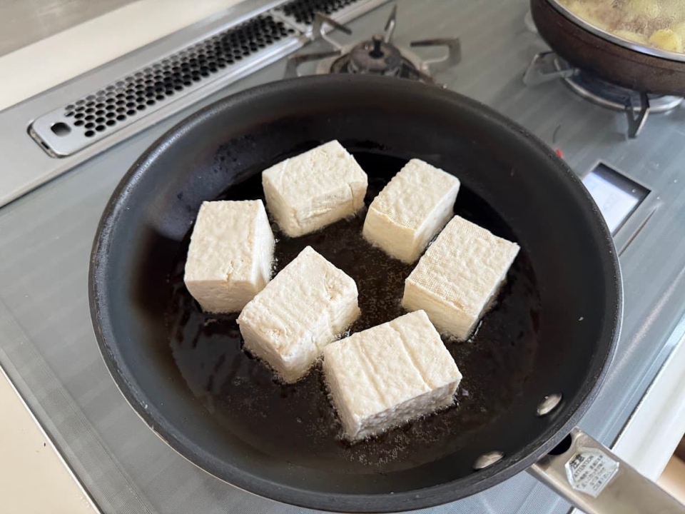 すぐに油の中へ