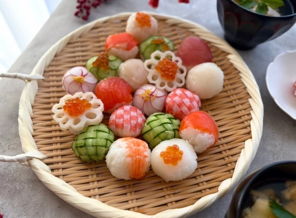編むだけでかわいい！紅白がきれいな「あみあみカニカマ手まり寿司」