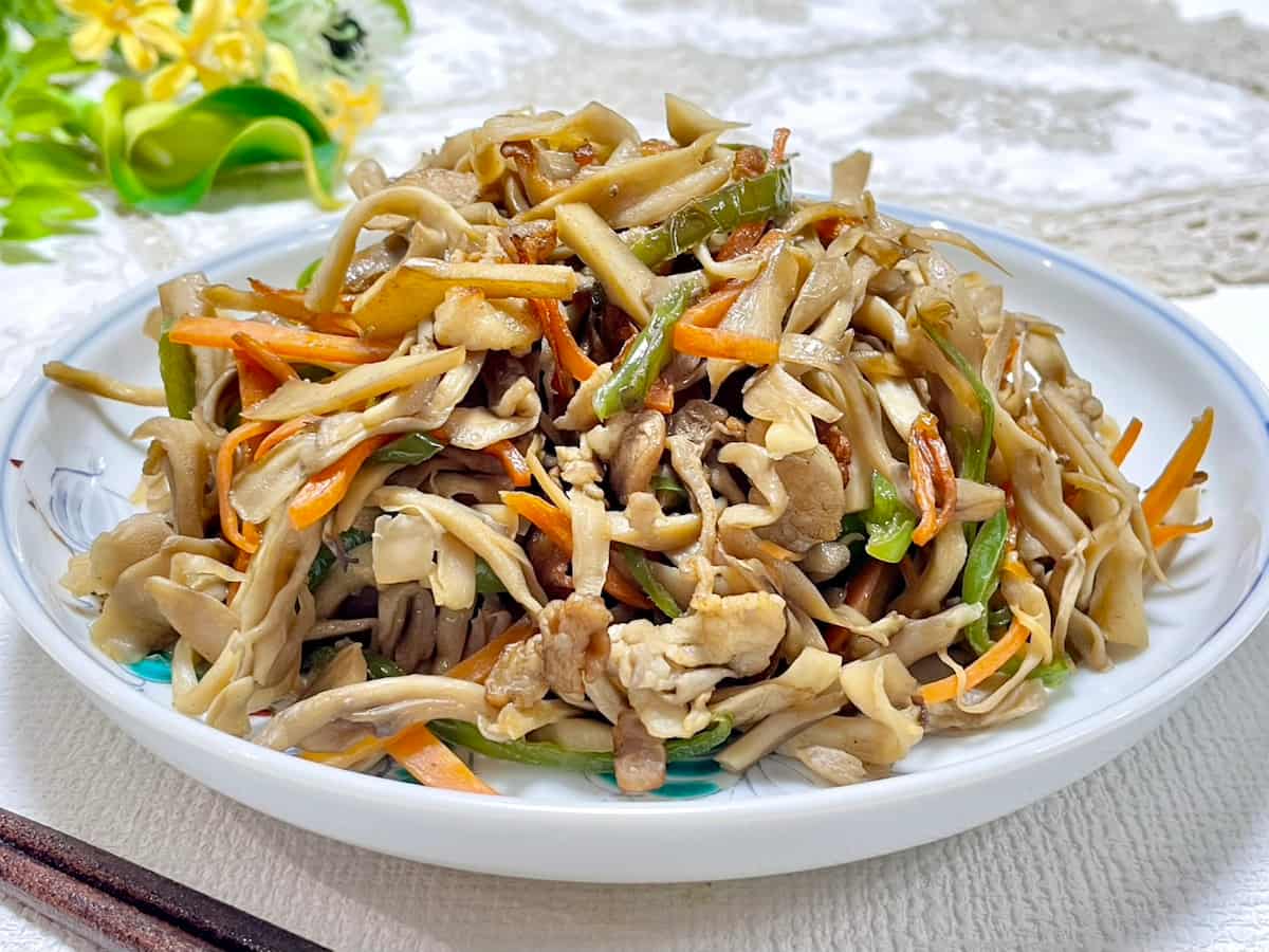 調味料2つで激うま！「まいたけと豚肉のめんつゆバター炒め」