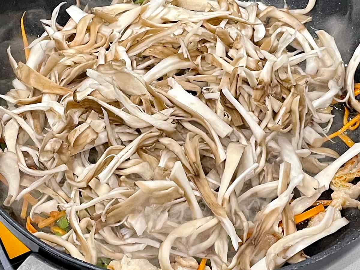 舞茸と豚肉のバターしょうゆ炒め