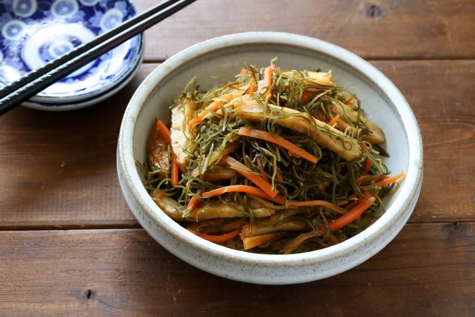 海藻の作り置きに！「刻み昆布とさつま揚げの煮物」の作り方