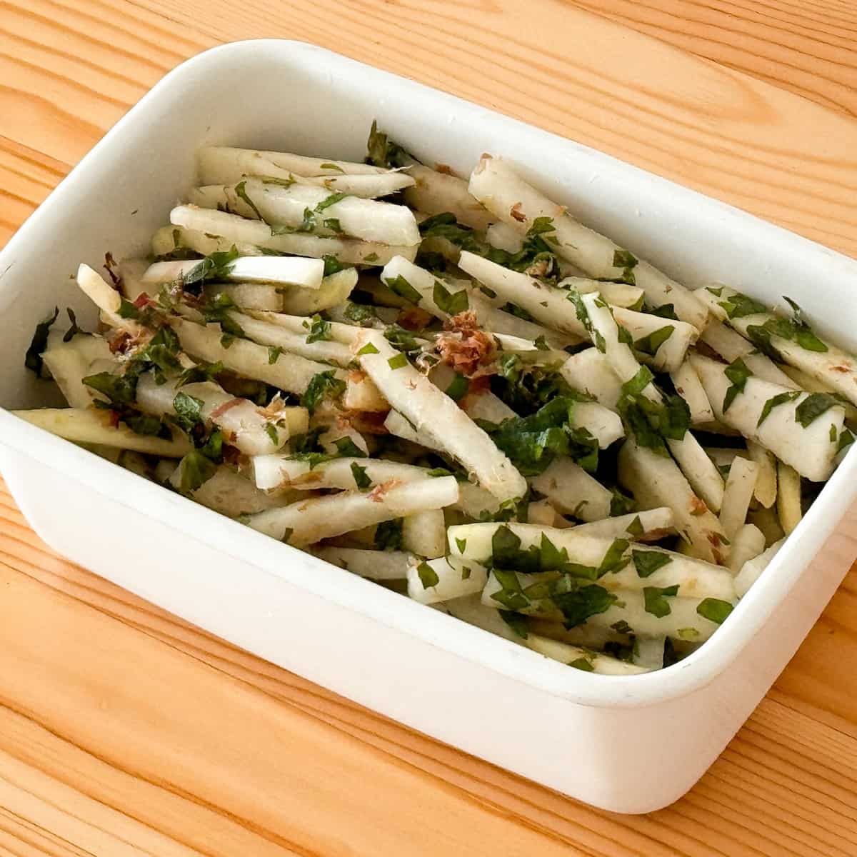 切って和えるだけで絶品！作り置きにも大活躍な「大根サラダ」