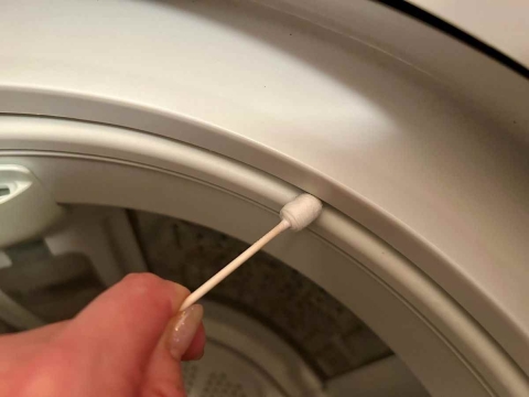 50本で110円！キャンドゥ「掃除用綿棒」ですきま汚れがごっそり♪