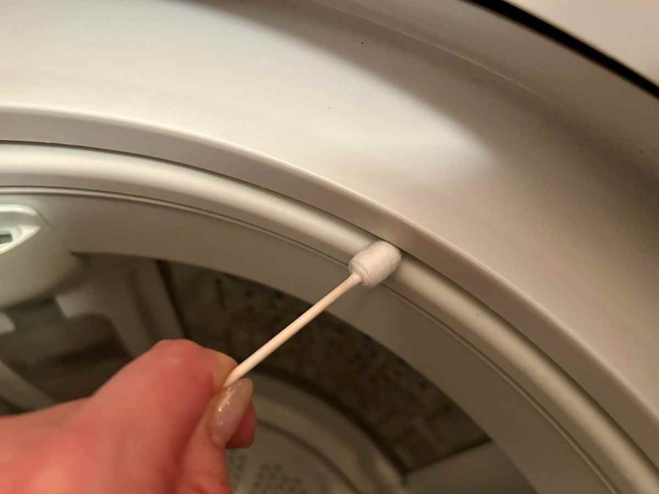 50本で110円！キャンドゥ「掃除用綿棒」ですきま汚れがごっそり♪