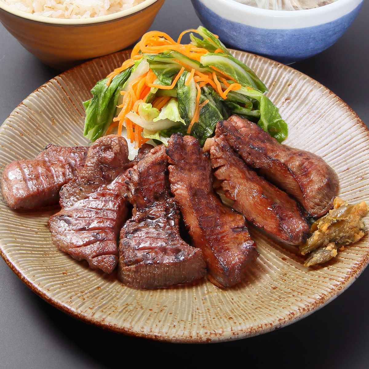 焼いてお皿に盛りつけた厚切り牛たん塩味