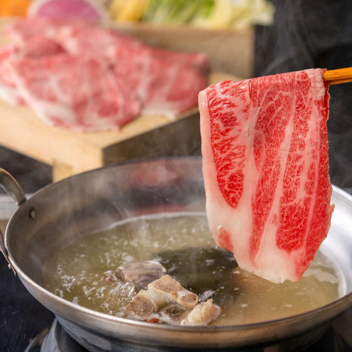 お箸ですくっているA5ランク仙台牛