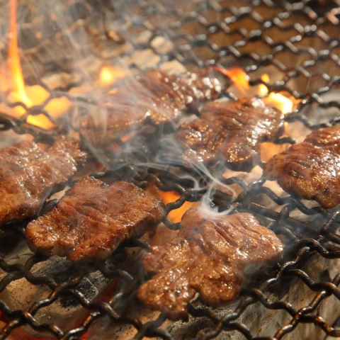 ぶ厚いのに驚くほどやわらかい！老舗精肉店の「肉厚牛たん」