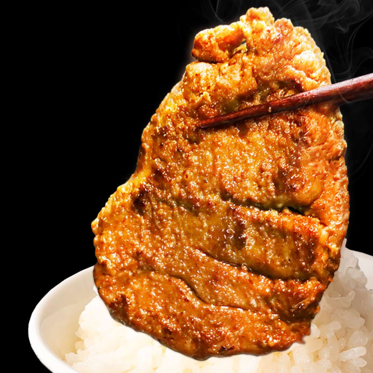 箸で持ち上げている肉厚牛たんカレー味