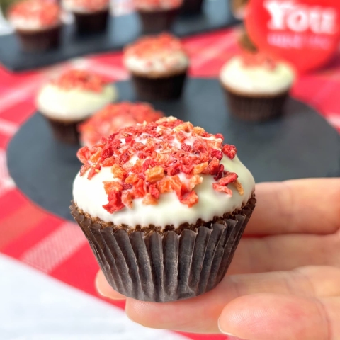 ワンボウルで！ 「ホワイトチョコ×いちご」のミニカップケーキが簡単でかわいい！