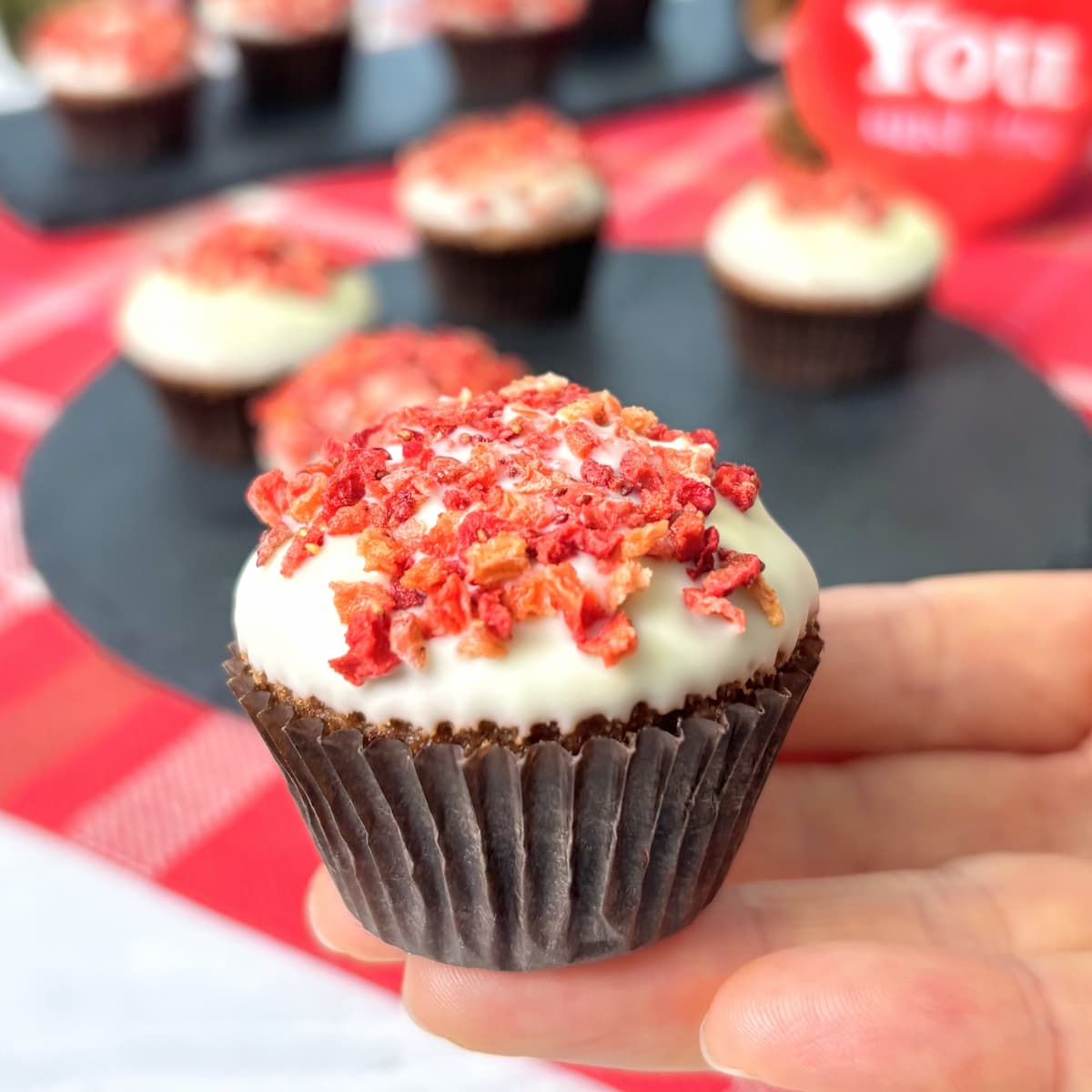 ワンボウルで！ 「ホワイトチョコ×いちご」のミニカップケーキが簡単でかわいい！