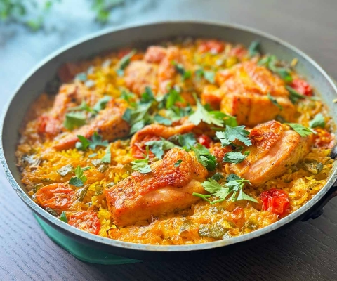 フライパンひとつで作れる！スパイス香る「チキンライス」のオーブン焼き