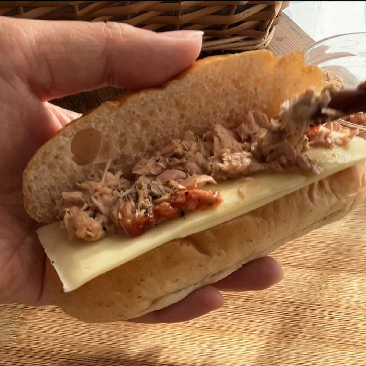 シマエナガのツナチーズロールサンド