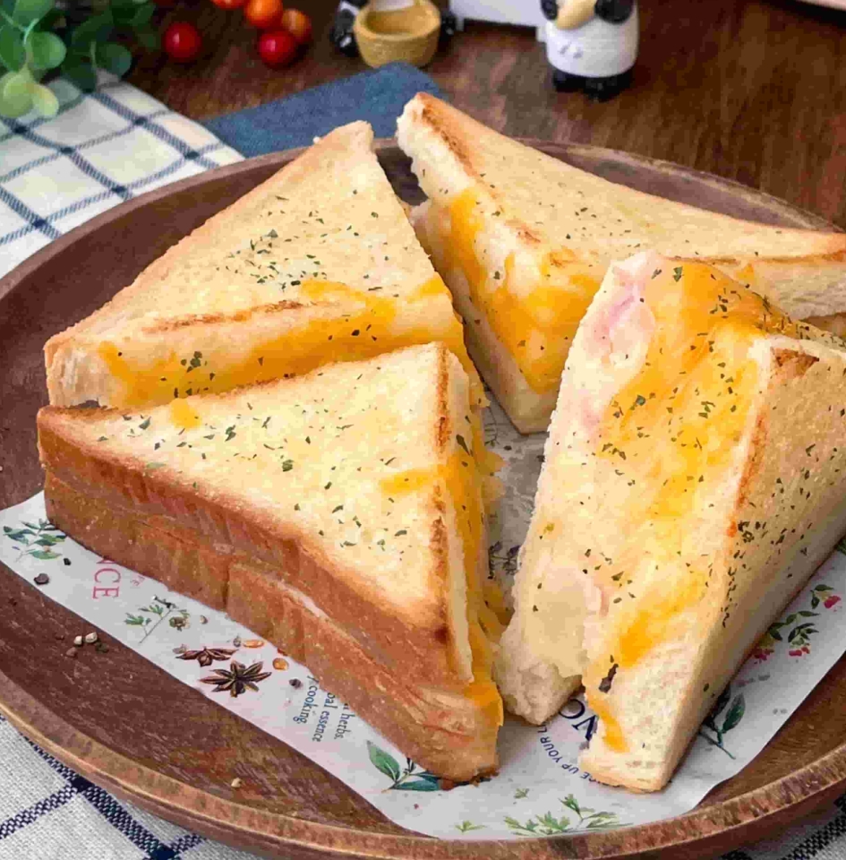 ホットサンドでも食パンがつぶれない♪チーズあふれる「ベーコンポテトサンド」の作り方