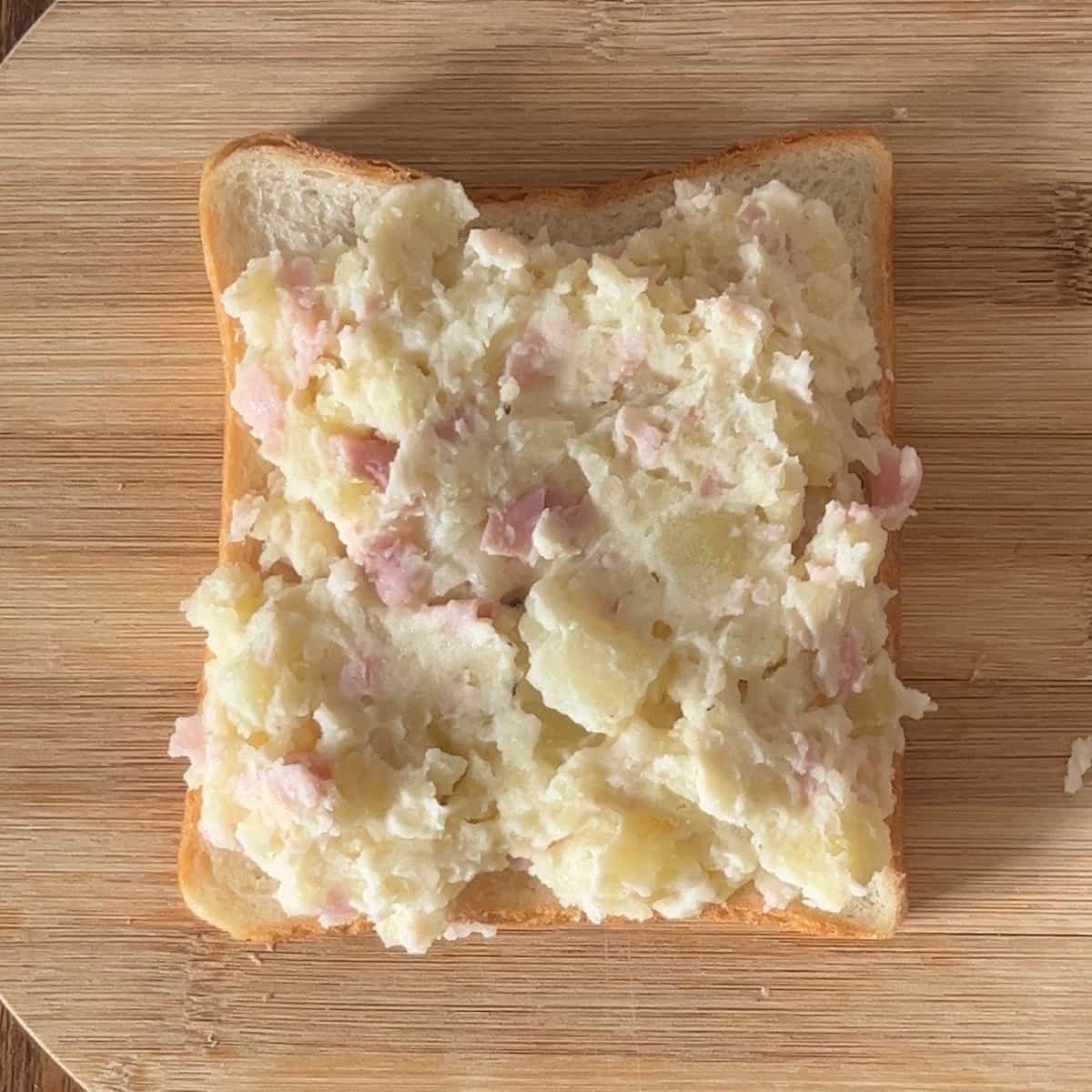 チーズあふれるベーコンポテトサンド