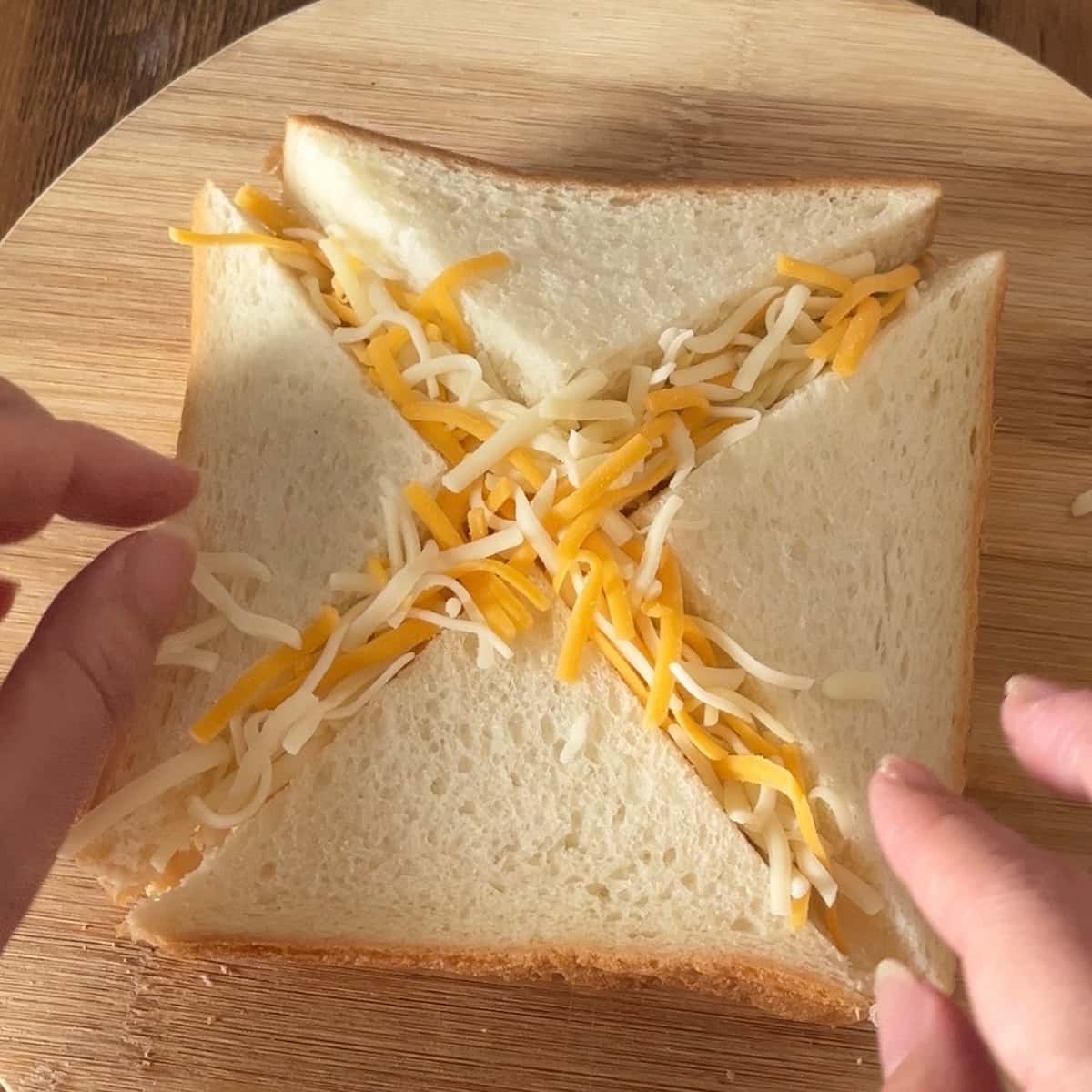 チーズあふれるベーコンポテトサンド