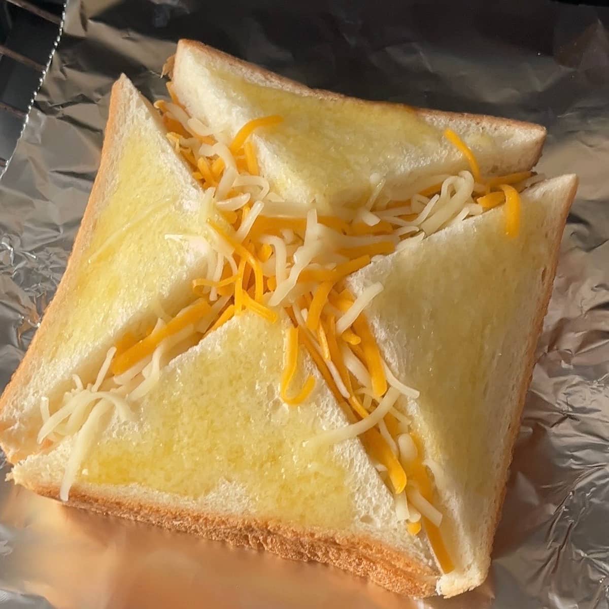 チーズあふれるベーコンポテトサンド