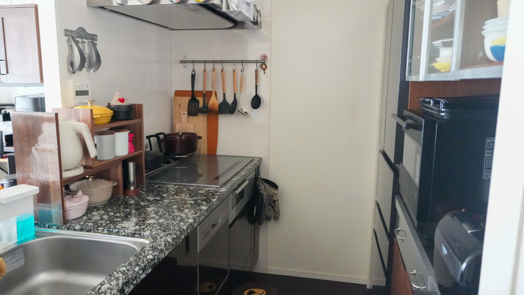 帰宅時間がバラバラでも大丈夫。あやごはんさんの“おきめし”を支えるキッチン収納＆動線