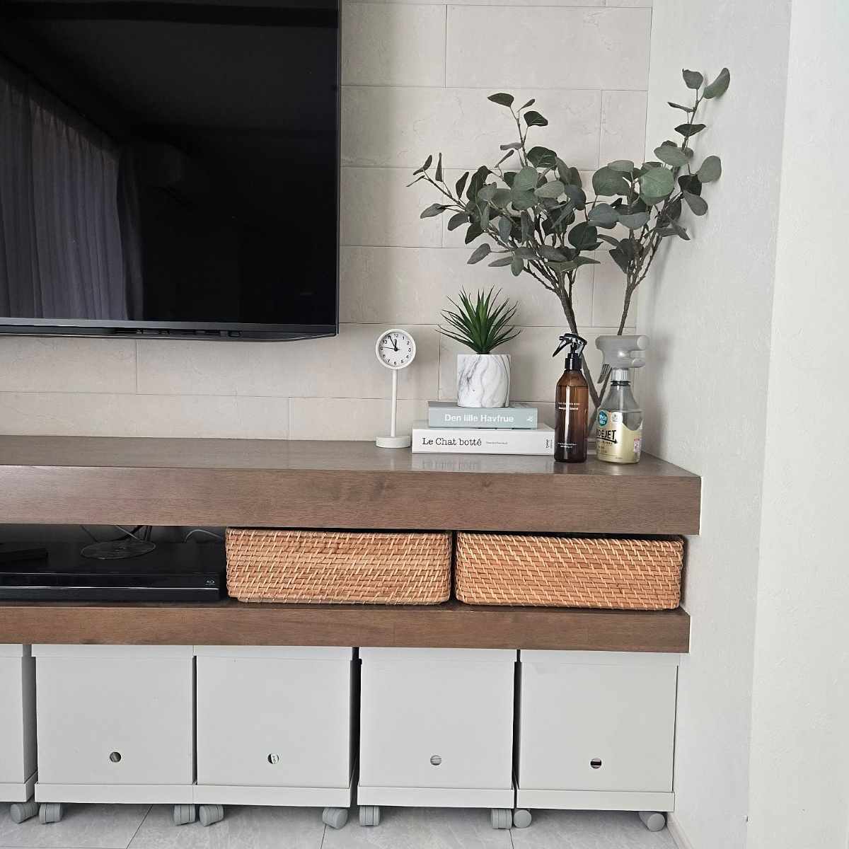 「テレビ周り」どうしてる？生活感をなくしてすっきり片付く収納例