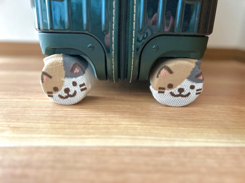 「こんな商品を待ってた！」100均の「キャスターカバー」でスーツケースを衛生的に保管