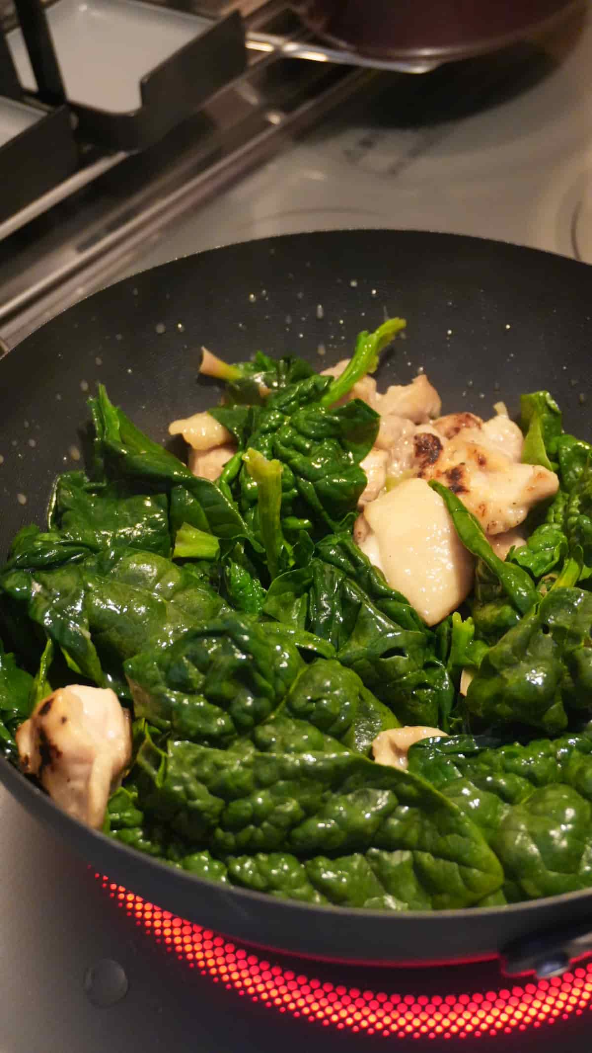 ちぢみほうれん草を炒める