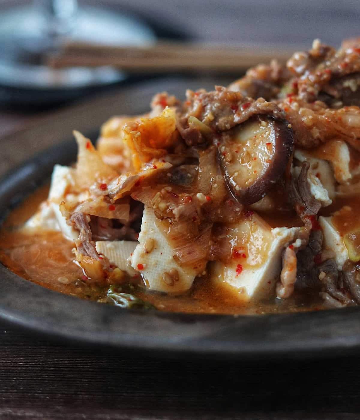おつまみなのに主役級のおいしさ！「韓国風牛キムチ豆腐」