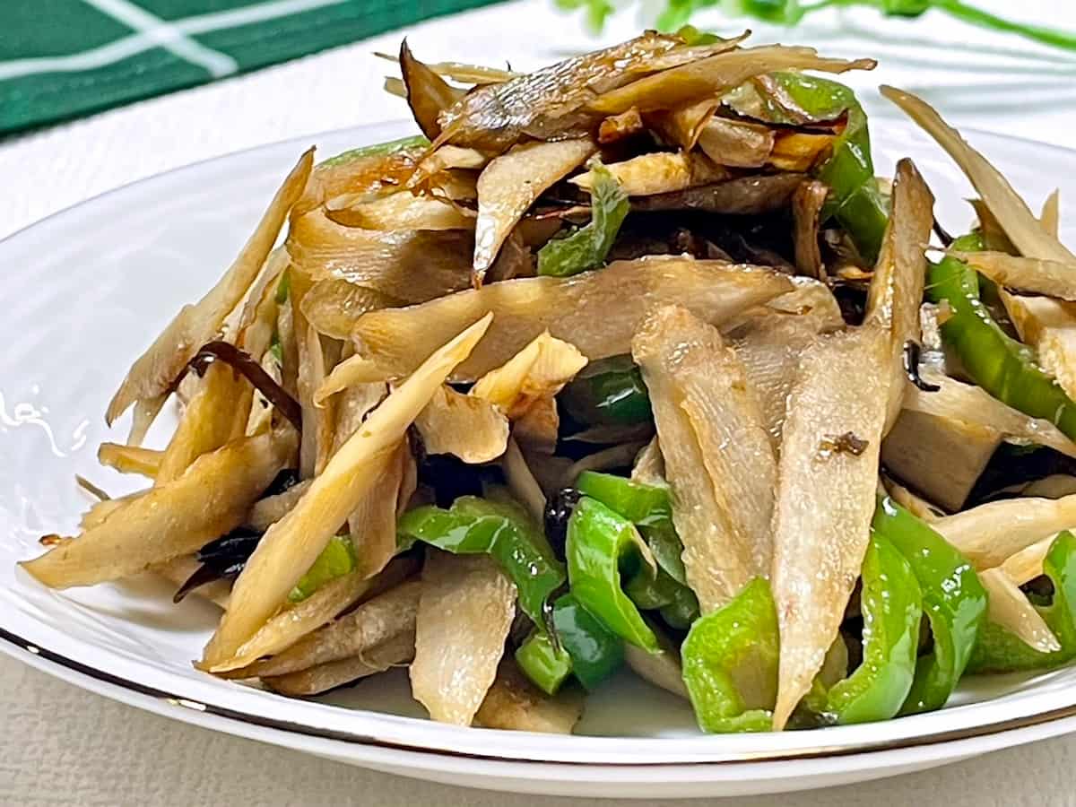 塩昆布で簡単！ご飯がすすむ「ピーマンとごぼうのきんぴら」