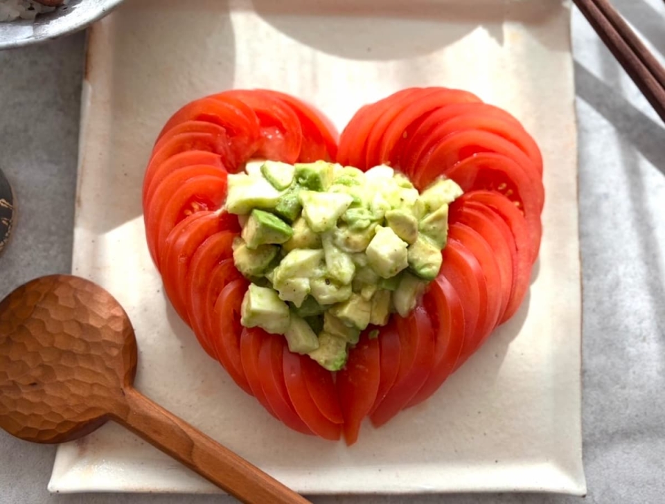切り方と盛り付けを変えるだけ♪「ハートのトマトサラダ」がバレンタインに◎